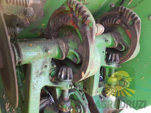 John Deere 332