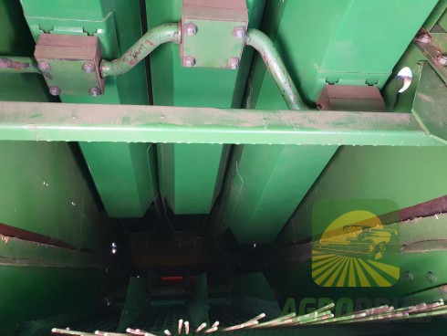 John Deere 330 Комбайн зернозбиральний