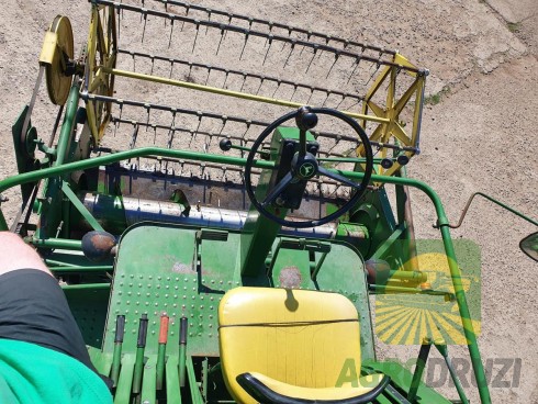 John Deere 330 Комбайн зернозбиральний